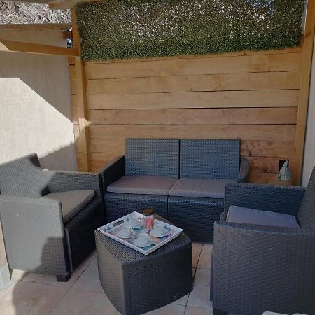 Sous Le Soleil De Provence Petite Maison Au Calme Et Tres Bien Equipee De 40M2 Avec Wifi -Jardin Prive-La Piscine Est Commune A La Residence Et Ouverte Du 1Er Mai Au 30 Septembre De 09H A 21H,En Juillet Et Aout Reservation Uniquement Du Samedi Au Sam Forcalqueiret Exterior photo