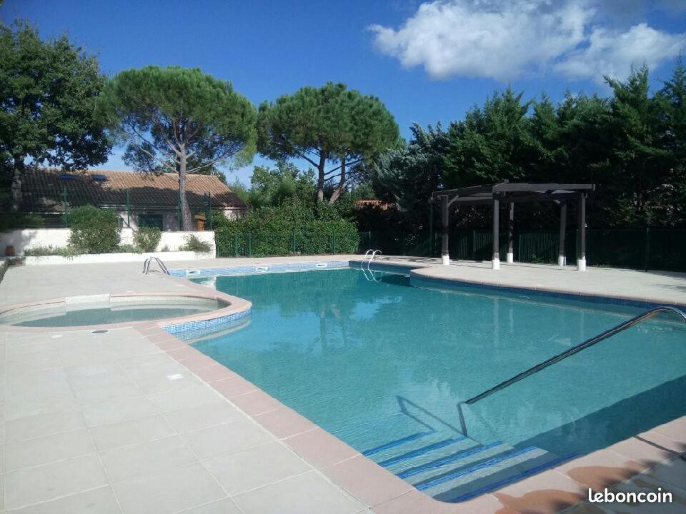 Sous Le Soleil De Provence Petite Maison Au Calme Et Tres Bien Equipee De 40M2 Avec Wifi -Jardin Prive-La Piscine Est Commune A La Residence Et Ouverte Du 1Er Mai Au 30 Septembre De 09H A 21H,En Juillet Et Aout Reservation Uniquement Du Samedi Au Sam Forcalqueiret Exterior photo